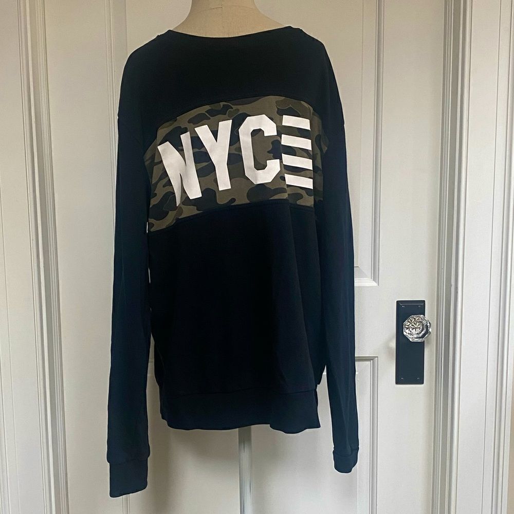 💥H&M Divided NYC Camouflage Crewneck 🏠
